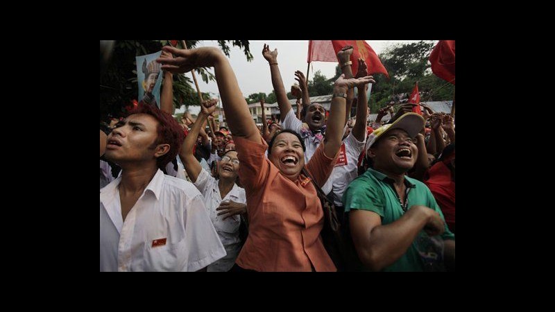 Birmania, Suu Kyi: Voto è vittoria del popolo, speriamo in nuova era