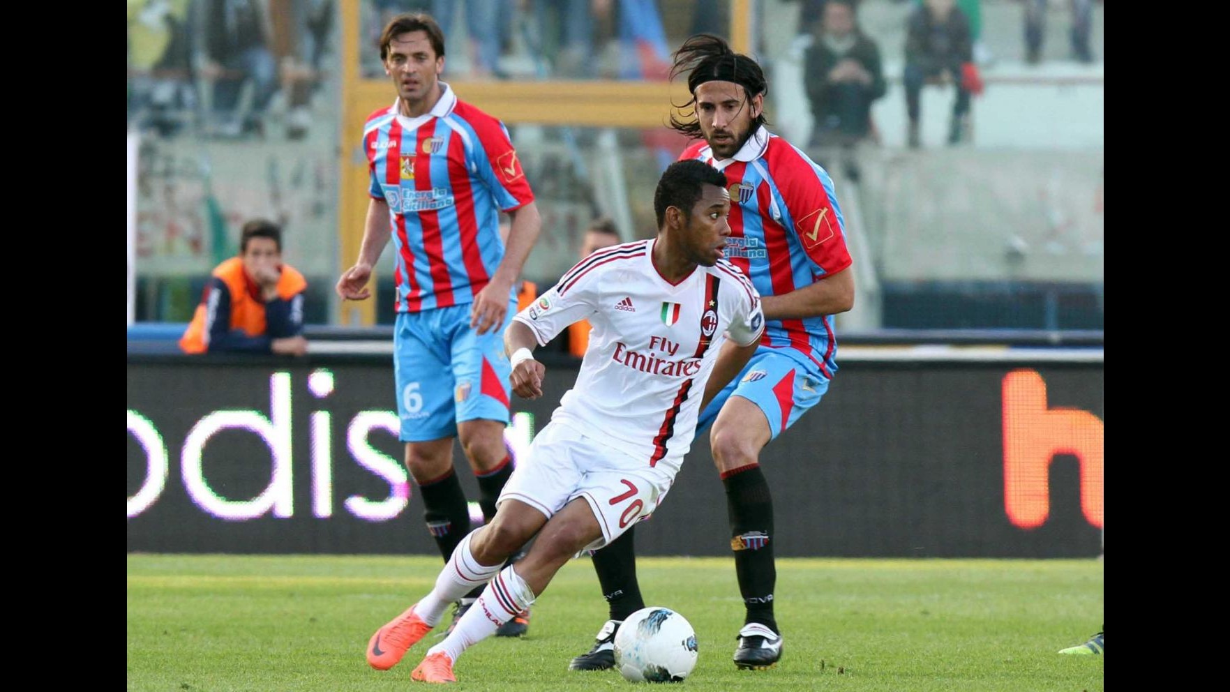 Milan bloccato a Catania, gol fantasma di Robinho