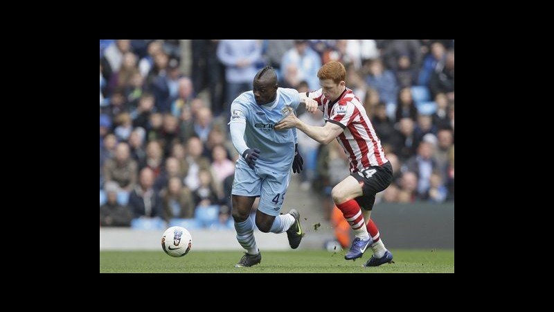 Premier League: Balotelli salva il City, vince ancora il Chelsea