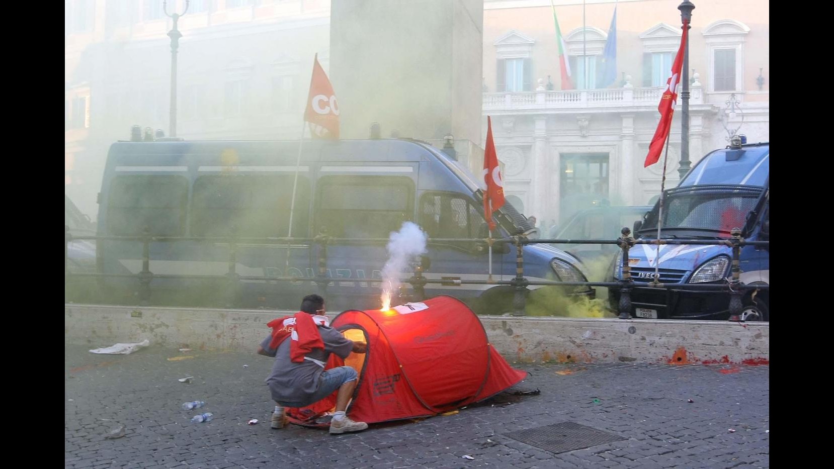 Montecitorio sotto assedio, incidenti e cariche tra polizia e Usb