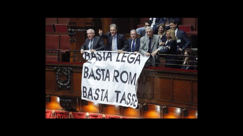 Manovra, contestazioni alla Lega in aula: Seduta sospesa