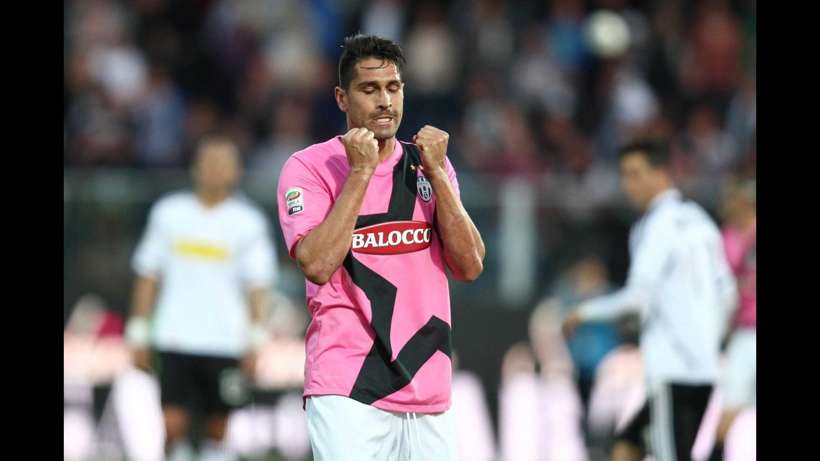 Juve ringrazia Borriello, espugnata Cesena. Boateng tiene vivo Milan