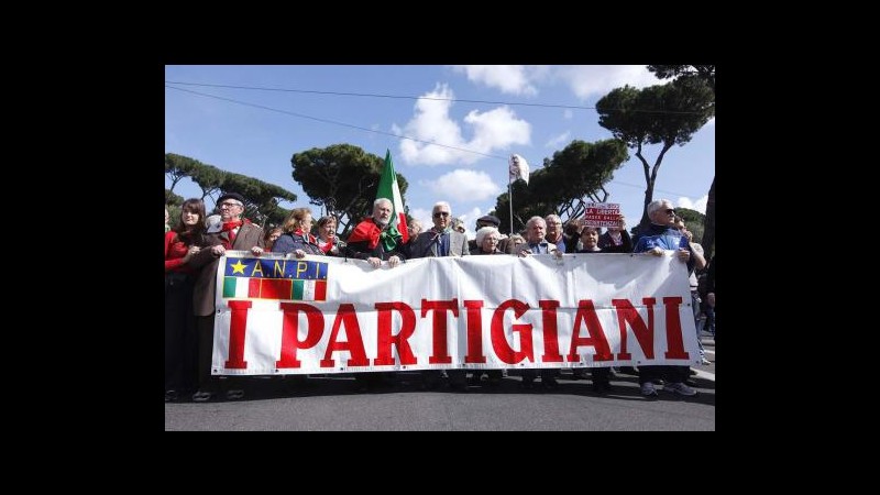 25 aprile, a Milano scritte e svastiche davanti a università e licei