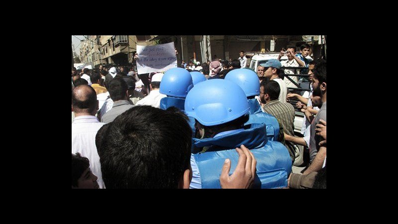 Siria, attivisti: In corso bombardamenti su sobborgo Damasco
