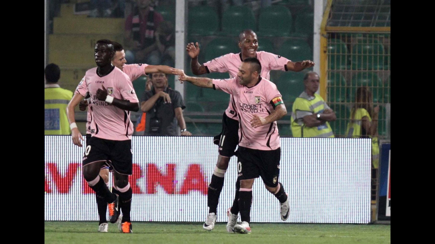 Spettacolo al Barbera, Palermo batte Inter 4-3