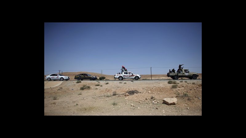 Libia, aerei Nato bombardano zone in mano ai lealisti
