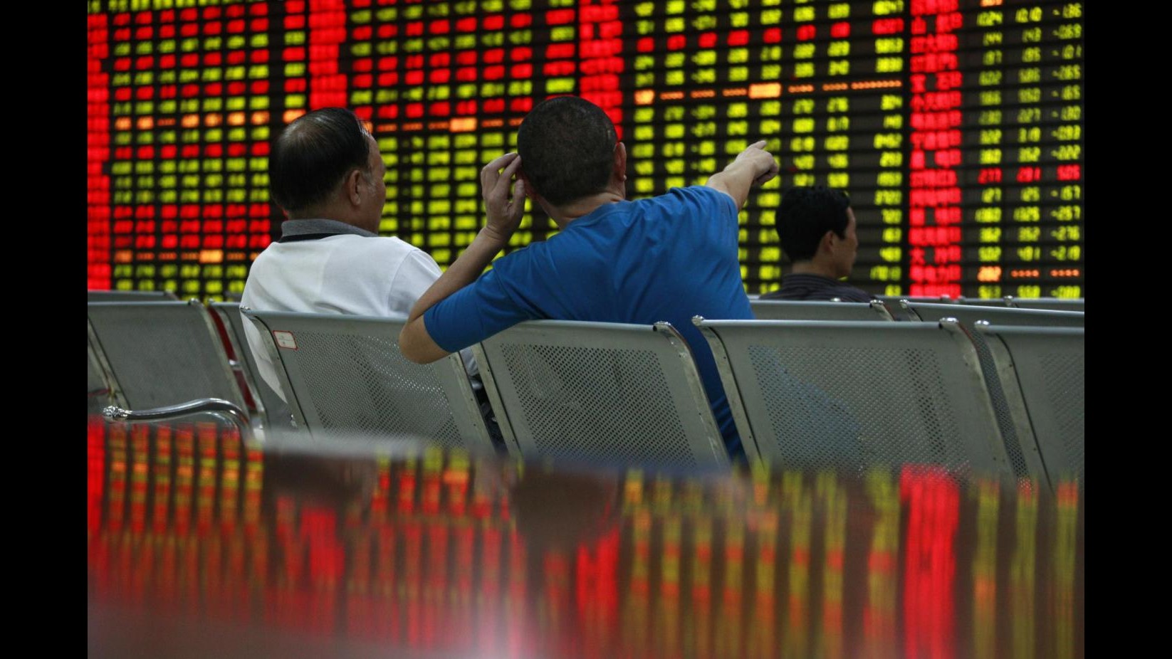 Borsa, lo spread schizza a 412