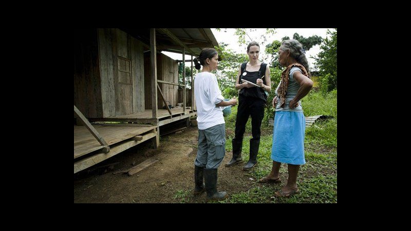 Angelina Jolie visita rifugiati colombiani in Ecuador