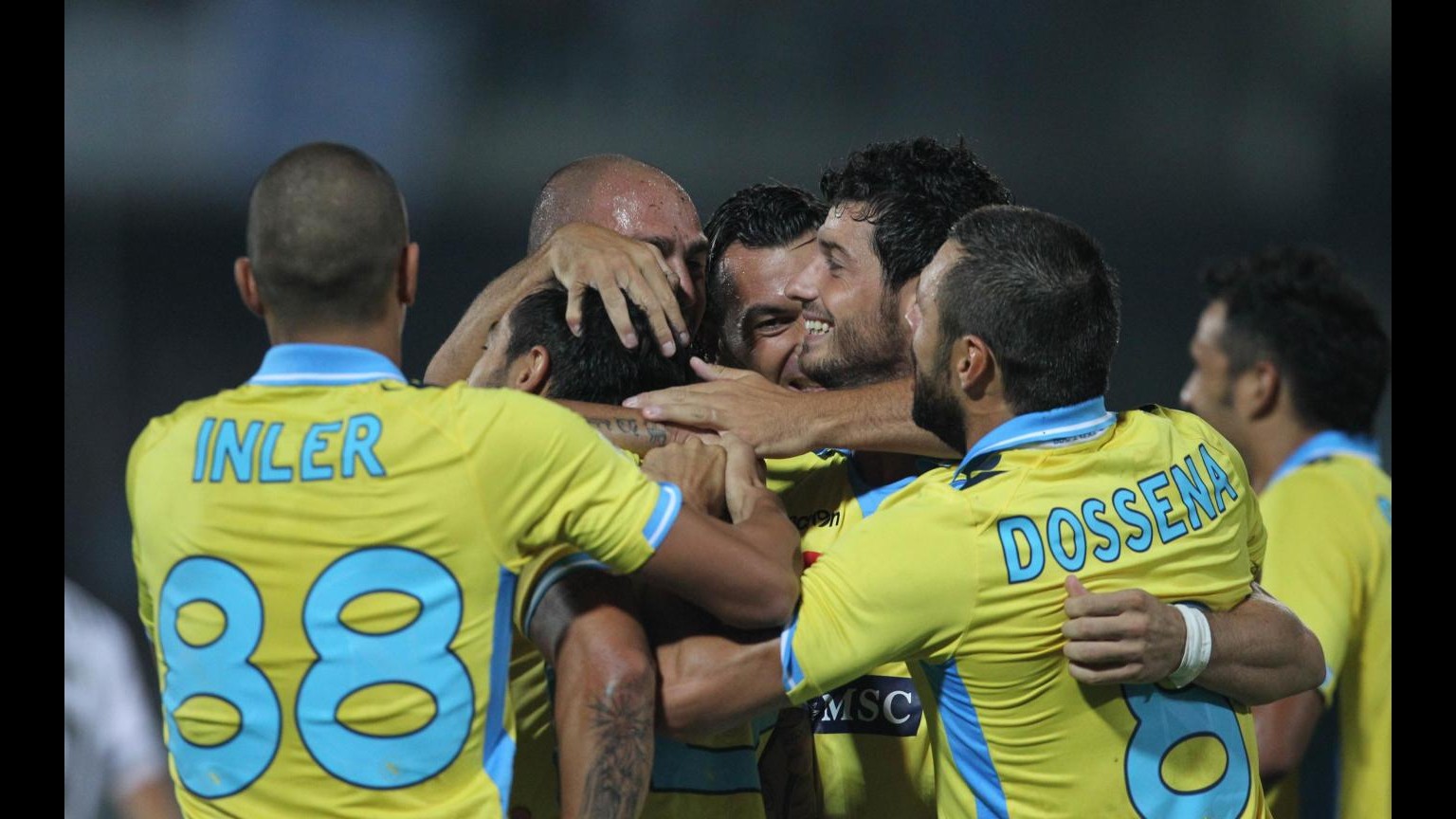 Napoli vince e convince, Cesena ko 3-1