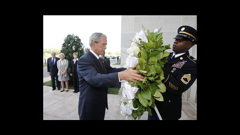 11 settembre, Bush depone corona di fiori al Pentagono