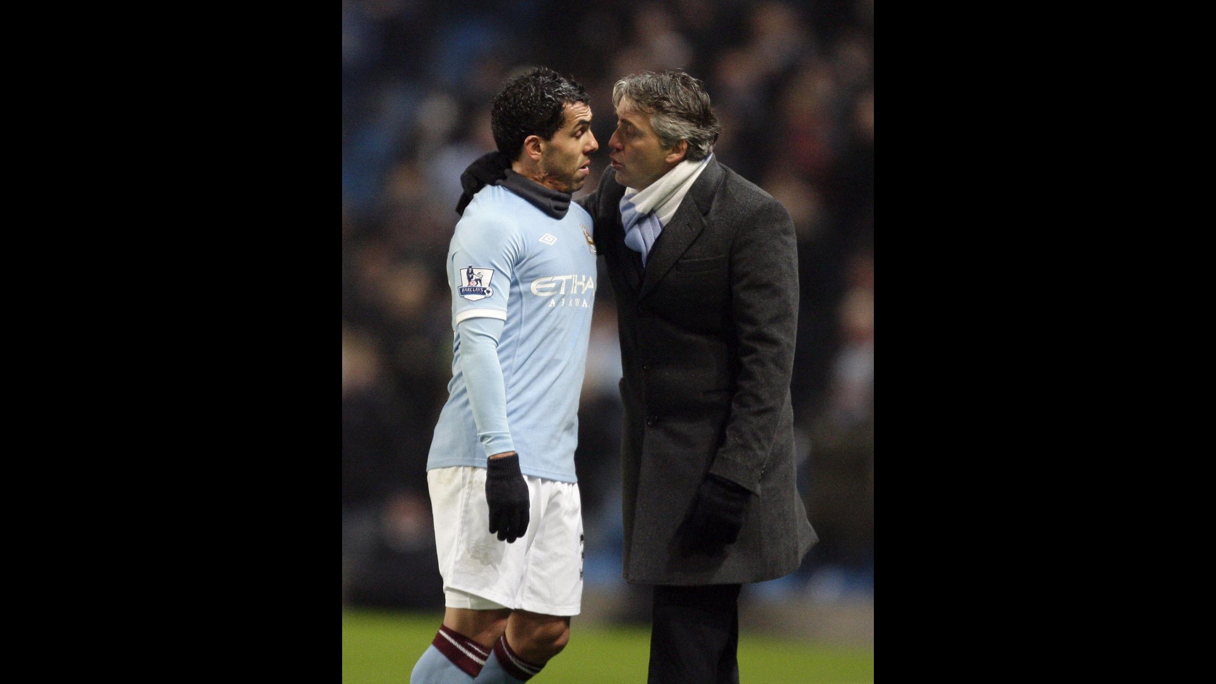 Manchester City, Mancini toglie la fascia di capitano a Tevez