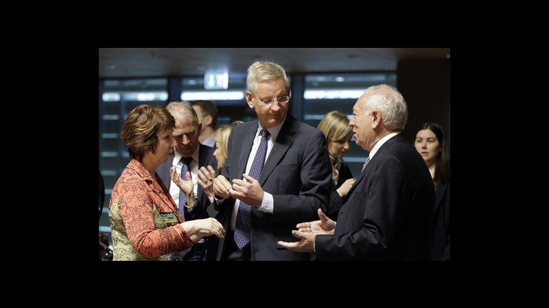 Birmania, Ue sospende sanzioni, ma mantiene embargo sulle armi