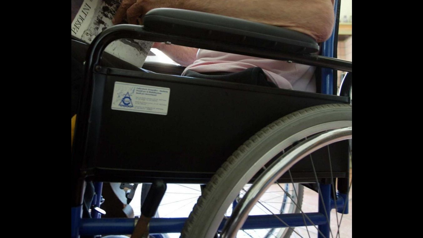 Roma, disabile in carrozzina tenta rapina da 20 euro, arrestato
