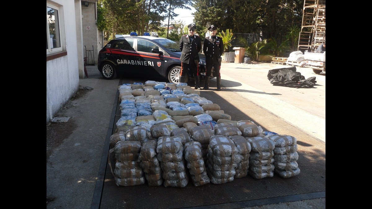Lecce, trovati all’alba 350 kg di marijuana sulla spiaggia