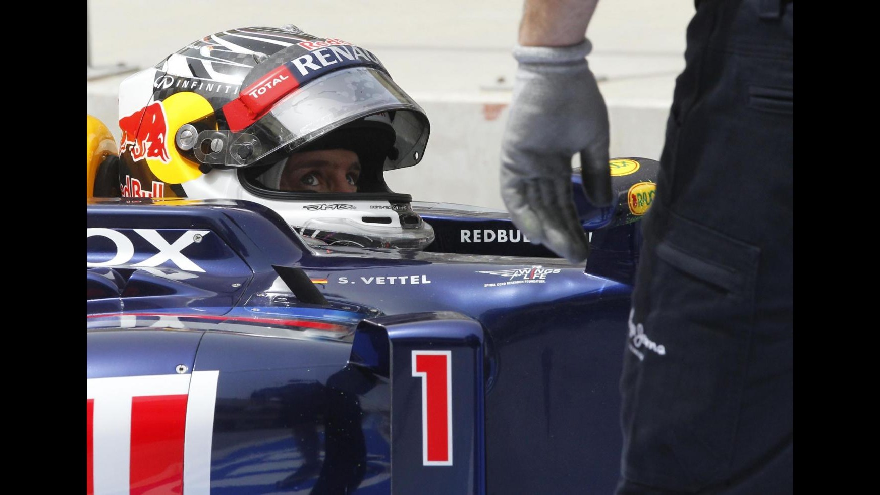 F1, Gp Bahrain: pole a Vettel, Alonso è nono. Un morto negli scontri