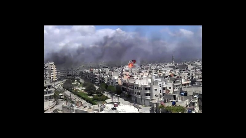 Siria, attivisti: A Homs mezzi armati nascosti in attesa osservatori