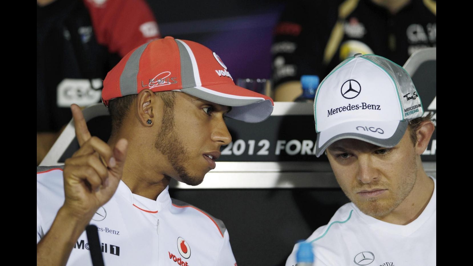 F1, Rosberg e Hamilton dominano libere in Bahrain. Ferrari in ritardo