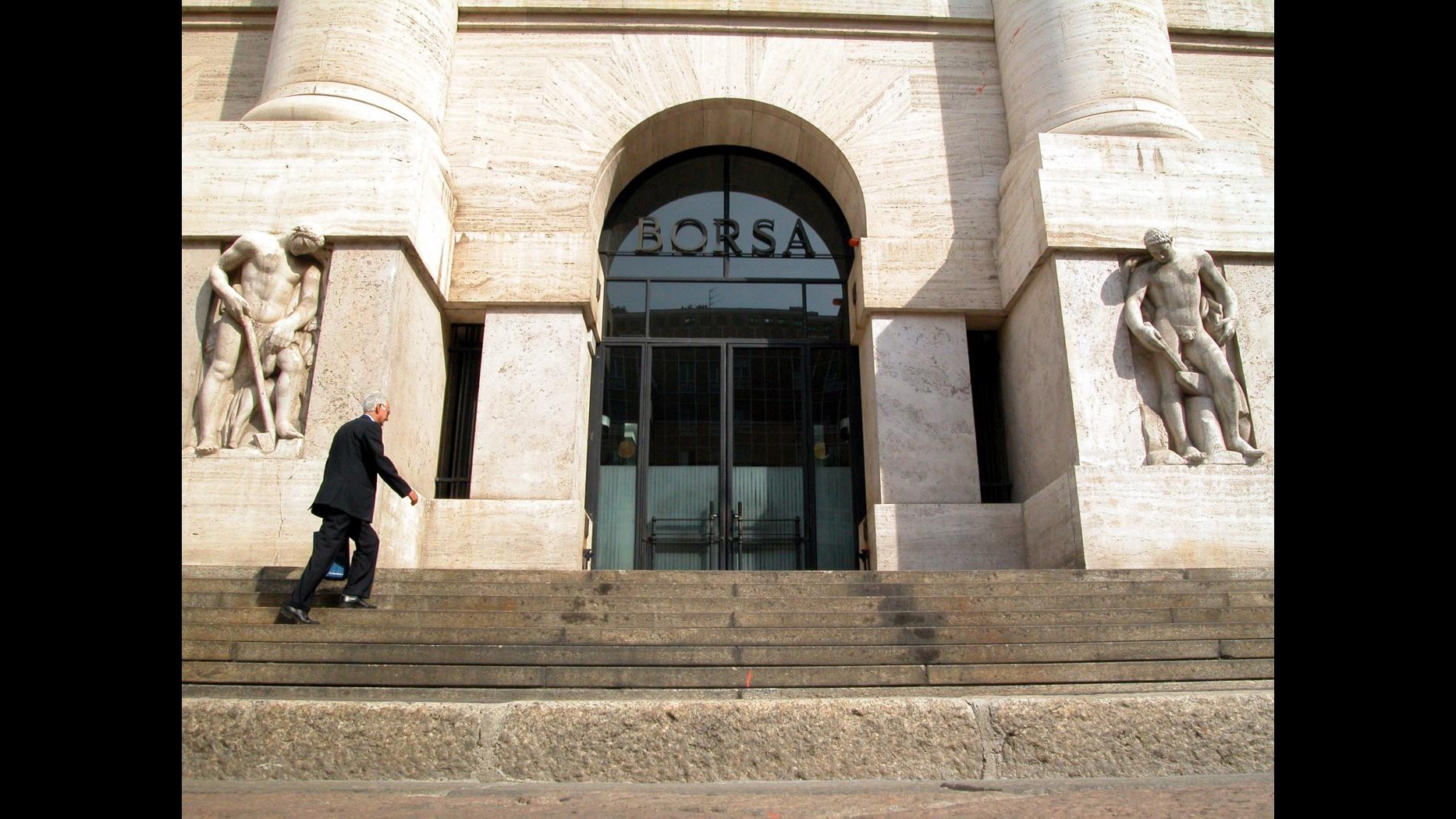 Borsa, apertura positiva per Piazza Affari