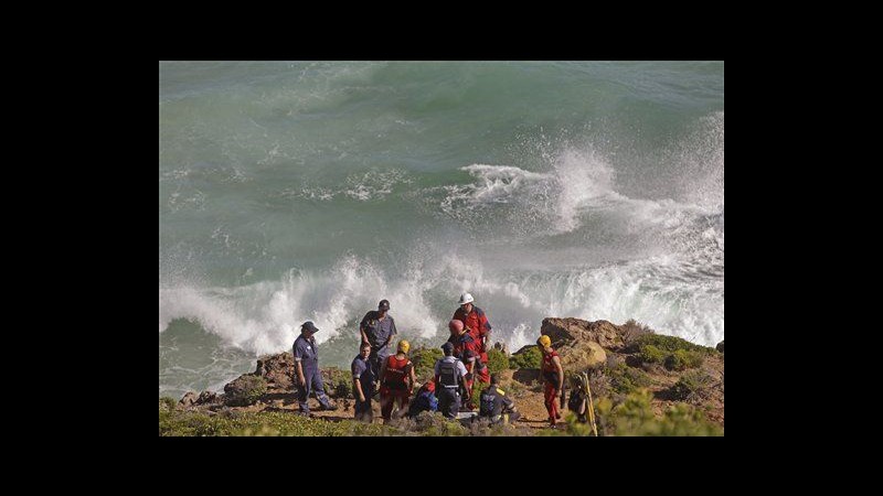 Sudafrica, surfista sbranato da squali: vietate esche per attirarli