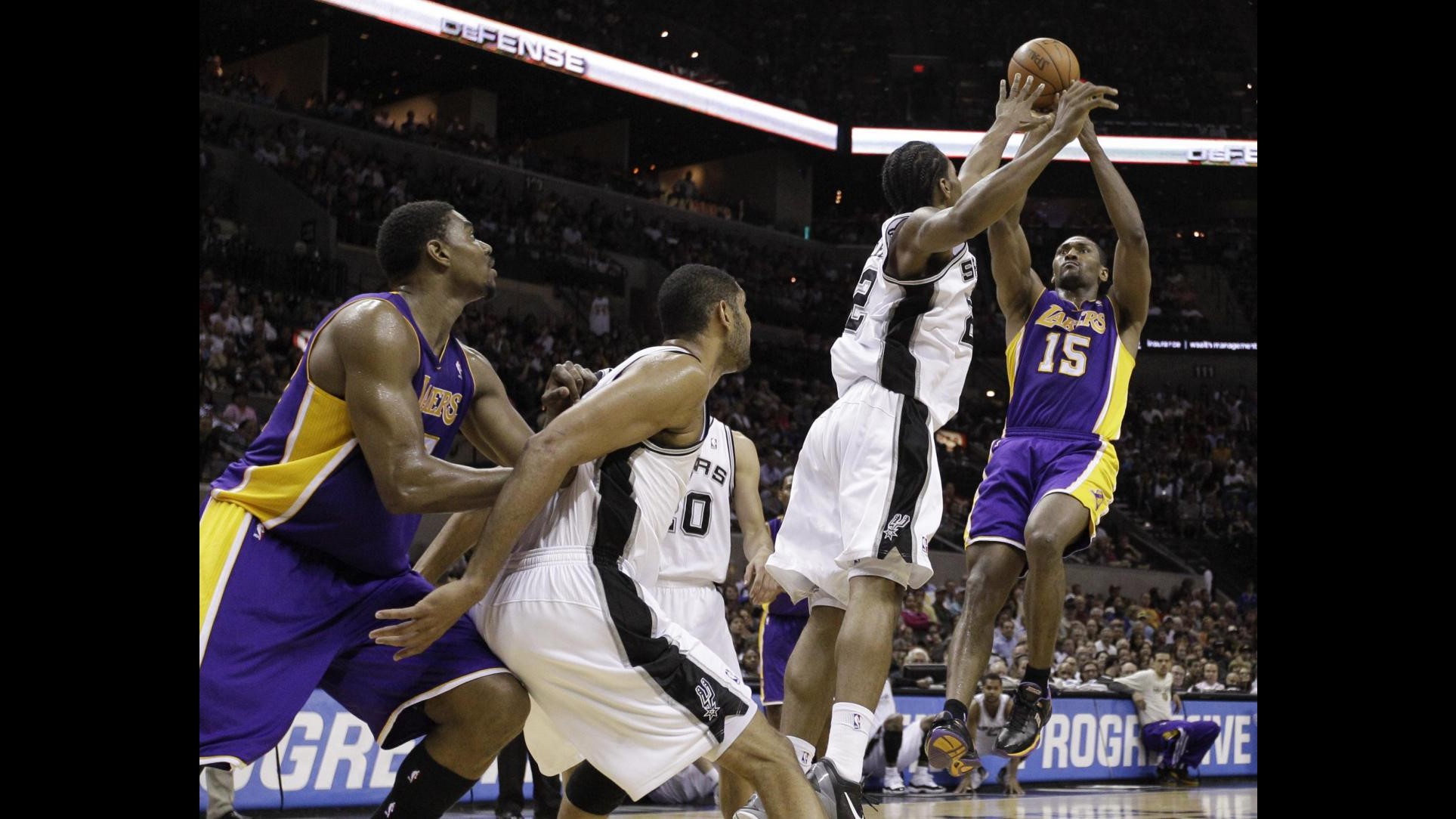 Nba: San Antonio travolge i Lakers, Boston ko contro i Knicks