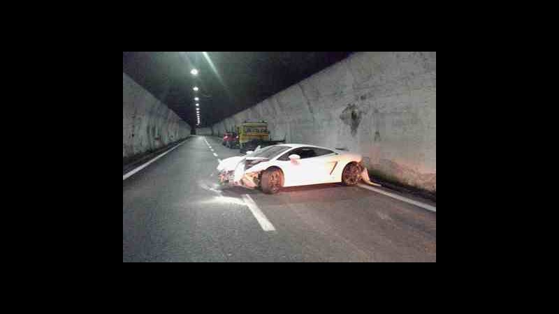 Si schianta con la sua Lamborghini e si inventa una rapina