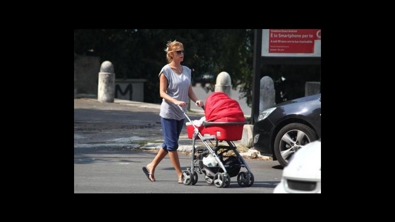Alessia Marcuzzi a passeggio con Mia, vita da mamma