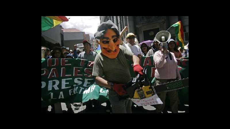 Bolivia, in migliaia contro Morales per repressione protesta indios
