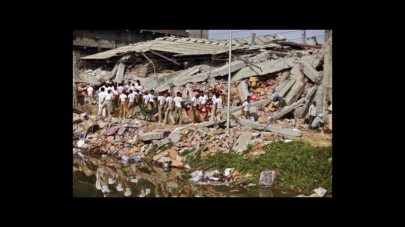 Crolla fabbrica nel nord dell’India: 5 morti, diversi intrappolati
