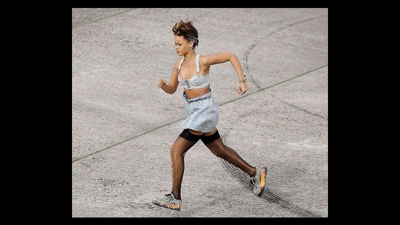 Rihanna continua le riprese del nuovo video dando spettacolo a Belfast