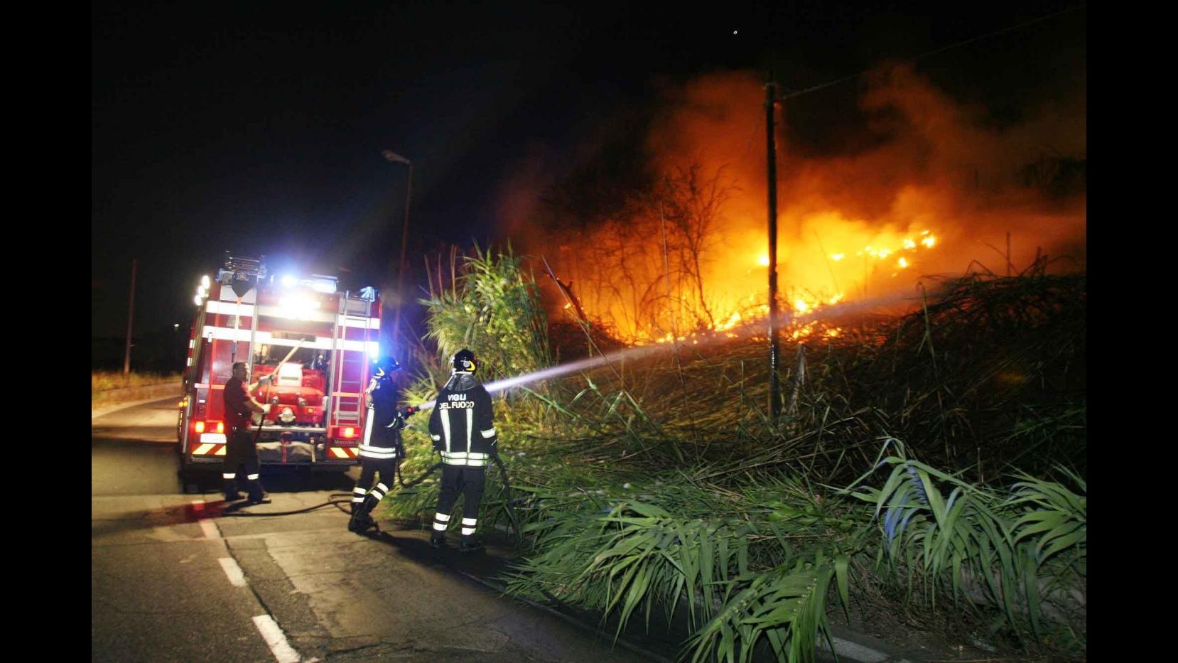 Incendio in campo nomadi a Milano, fiamme domate, nessun ferito