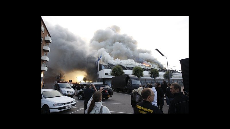 A fuoco la K.B. Hallen, storica arena sportiva di Copenhagen
