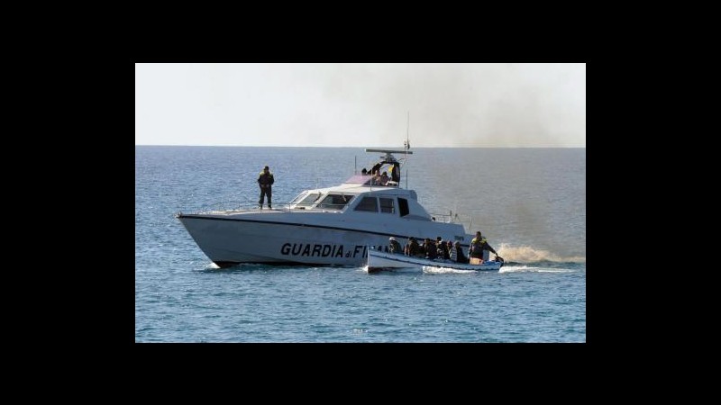 Auto finisce in mare a Lampedusa, 2 giovani a bordo salvati dalla gdf