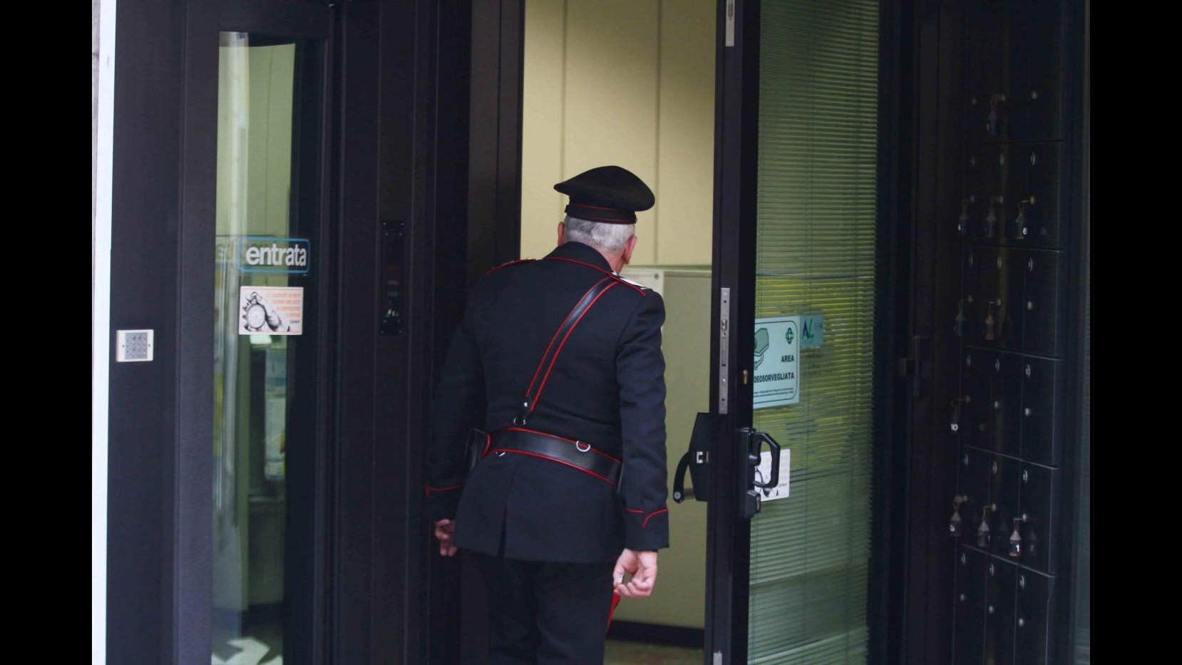 Roma, tentano colpo in banca: un rapinatore con divisa vigili urbani