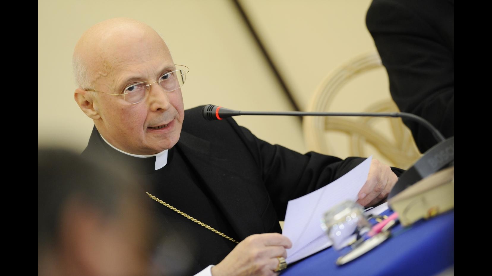 Bagnasco: C’è grave questione morale in politica, giovani a rischio