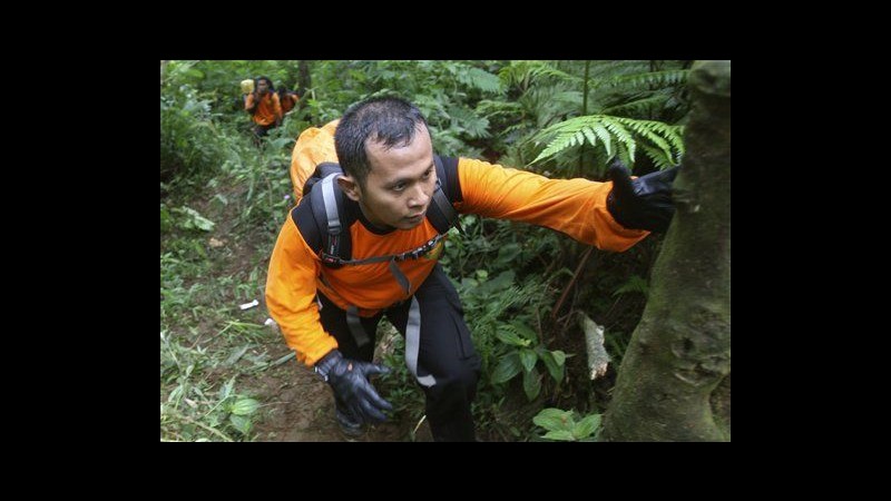 Indonesia, soccorritori scalano vulcano per raggiungere aereo caduto