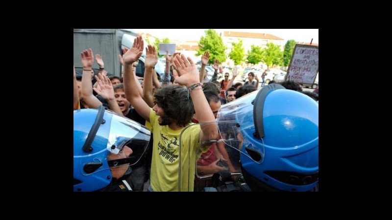 Torino, cariche su studenti che contestano Profumo: un ferito