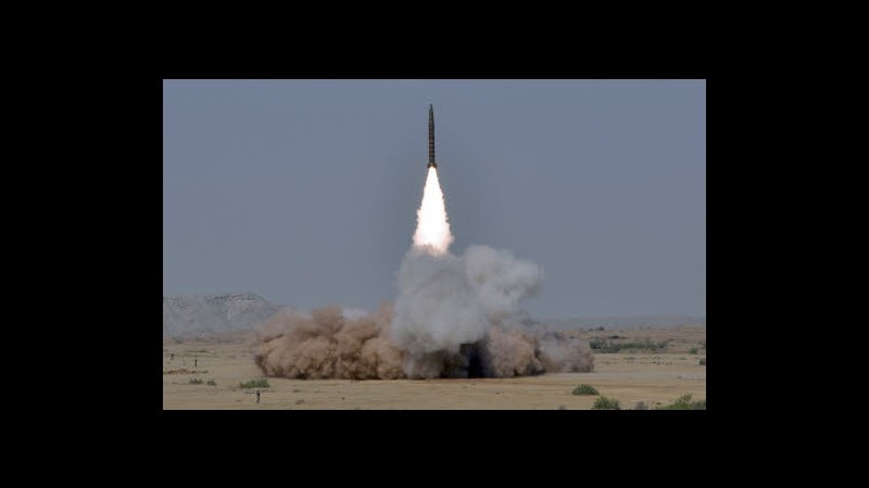 Pakistan, eseguito test su missile capace di portare testate nucleari