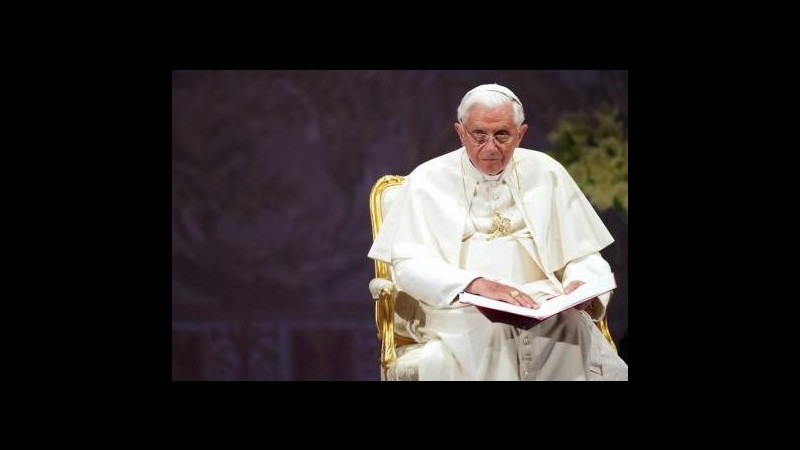 ‘Chiesa si spogli dei beni terreni’: standing ovation per il Papa