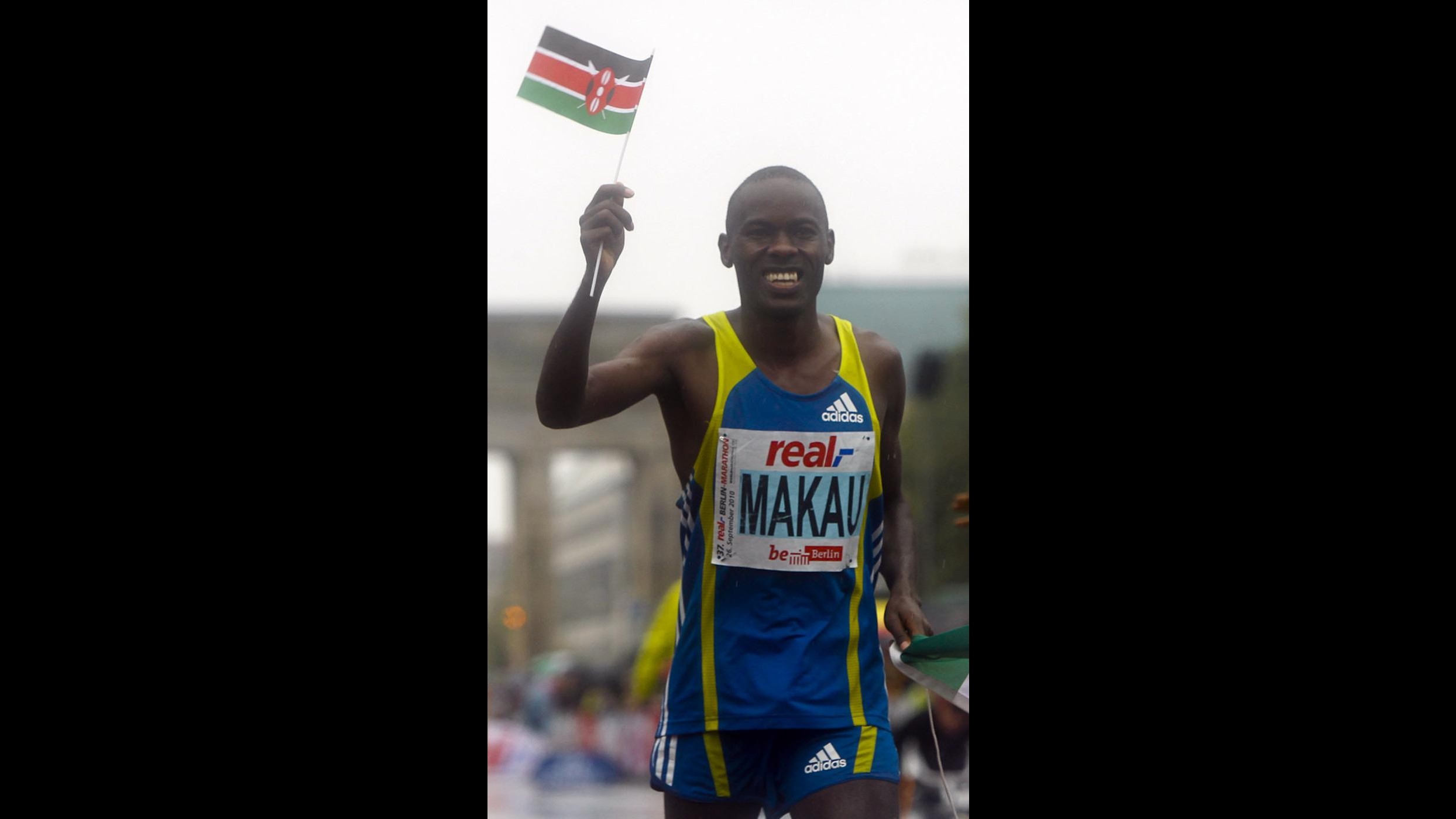 Atletica, kenyano Makau vince maratona Berlino con record mondiale