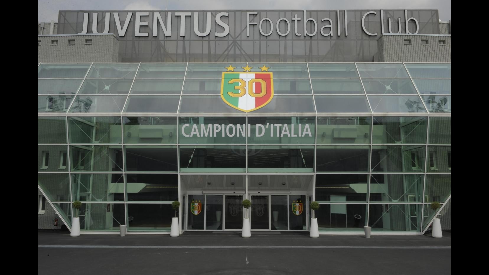 Juve espone bandiera con 30° scudetto in sede e stadio