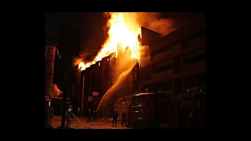 Filippine, incendio in grande magazzino: morti 17 dipendenti