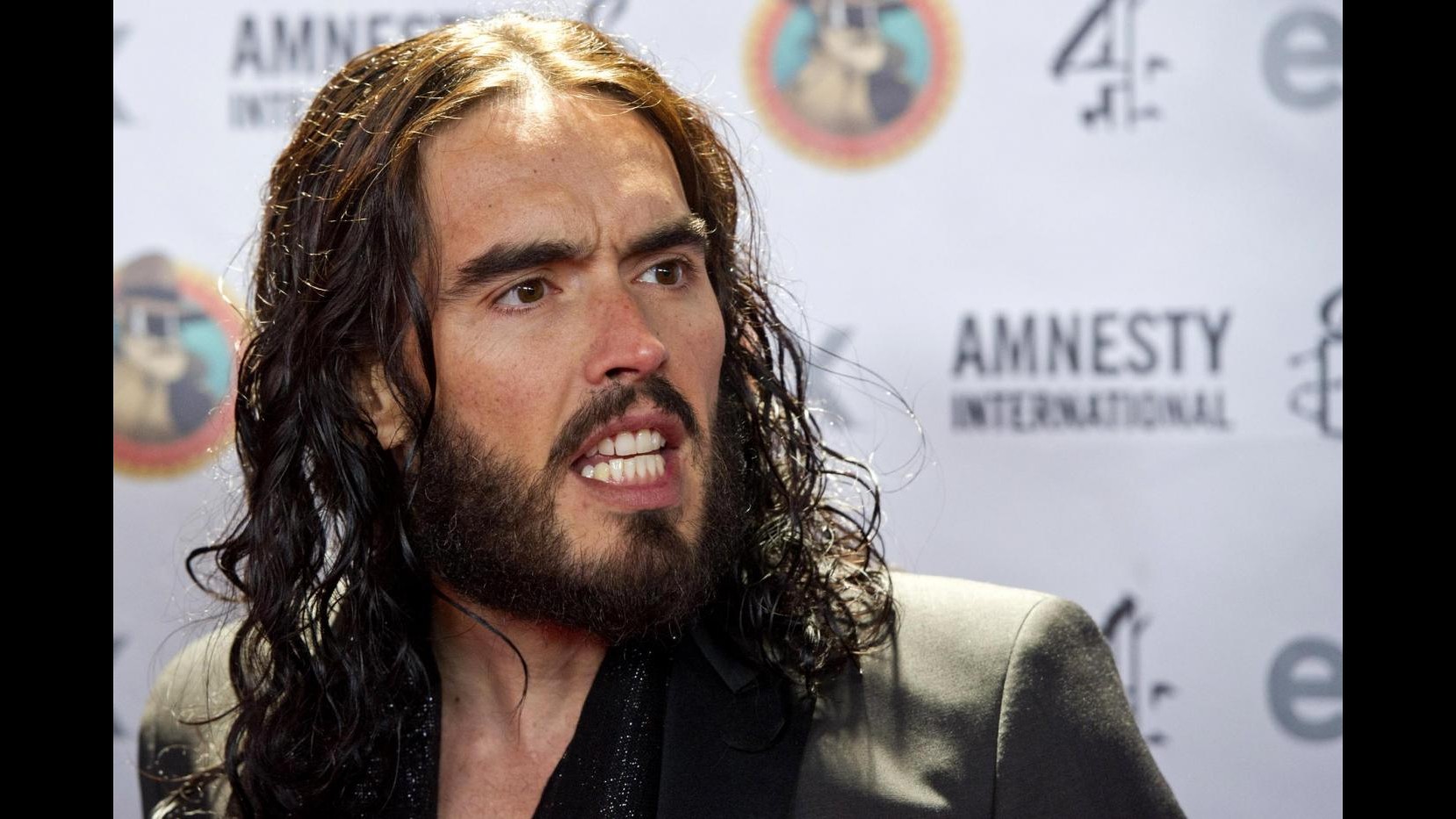 Russell Brand insulta fan che urla ‘Katy Perry’ durante un suo show