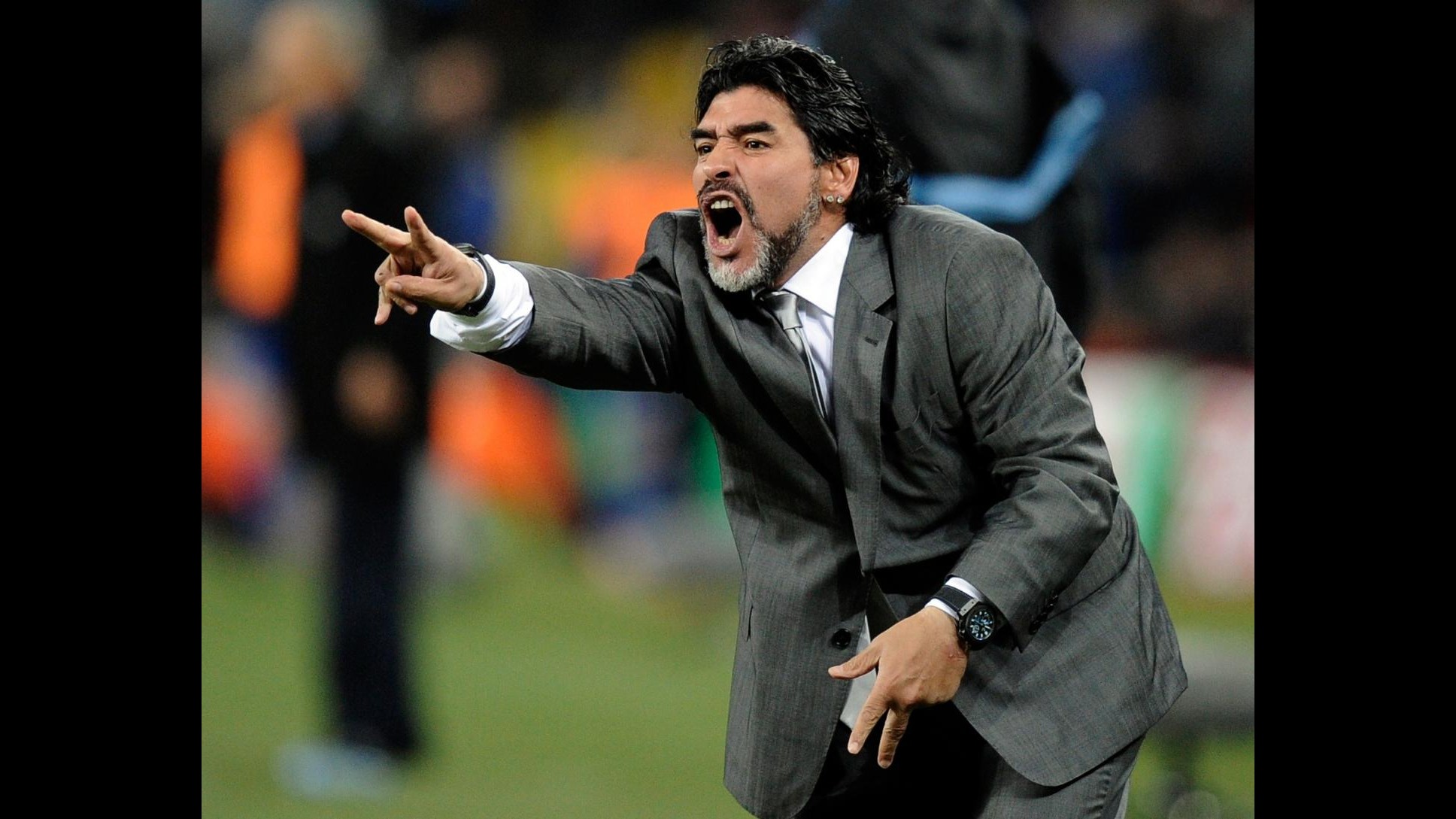 Maradona prende a calci tifoso per una foto, poi si scusa
