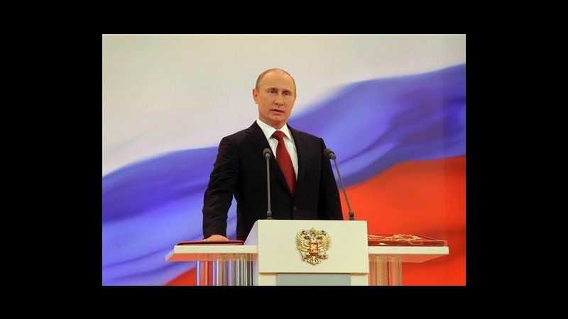 Russia, Putin giura come presidente: Vivremo in un Paese democratico