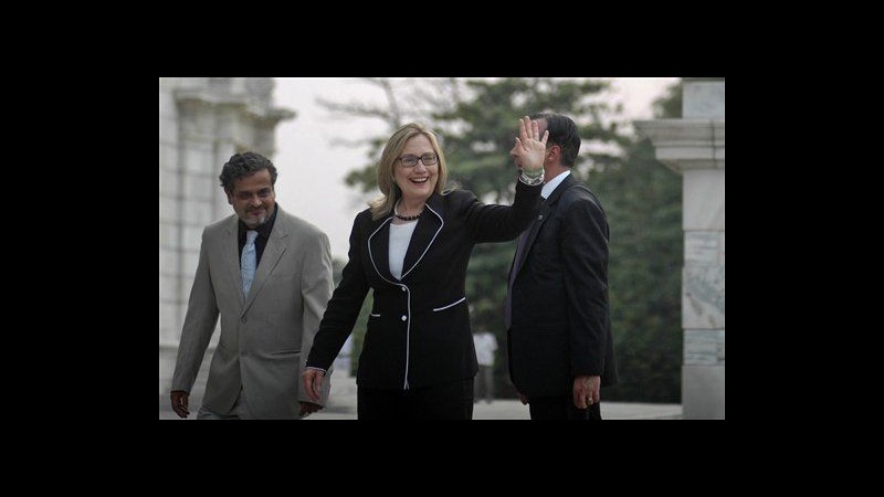 Clinton: India riduca importazioni petrolio da Iran
