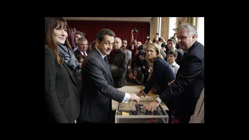 Francia 2012, Sarkozy vota a Parigi, con lui moglie Carla Bruni
