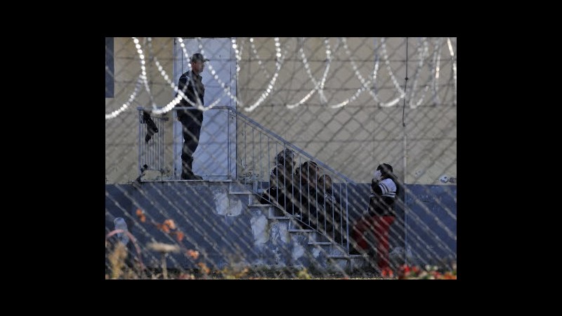 Hrw:Frontex responsabile di abusi migranti in centri detenzione Grecia
