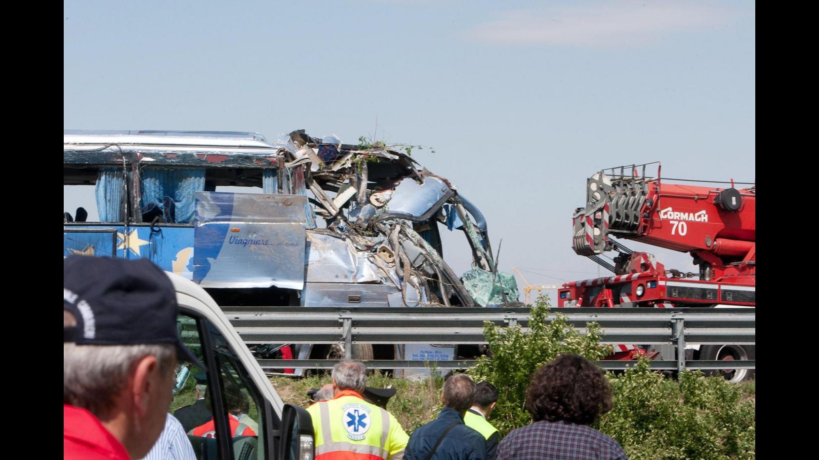 Pullman ribaltato, 5 morti 17 feriti
