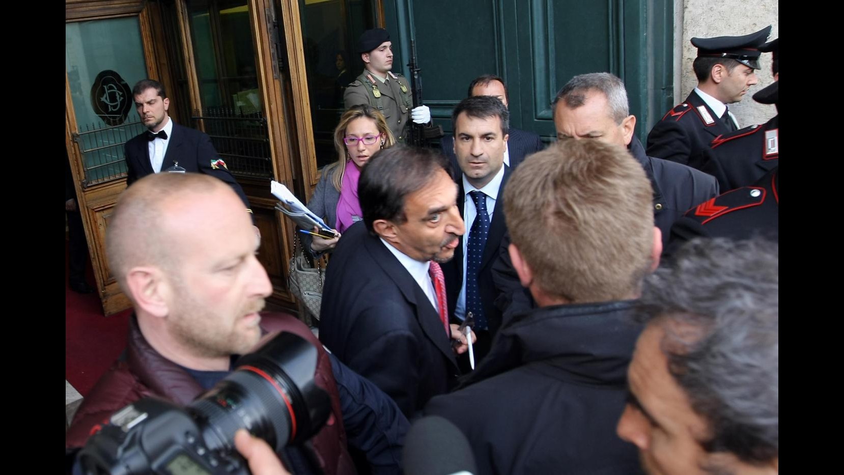 La Russa insultato dai manifestanti davanti a Montecitorio