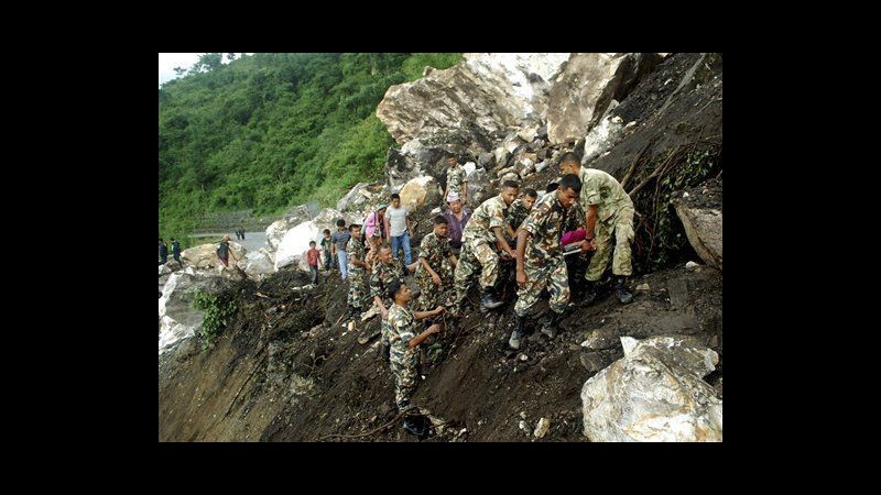 India, sale a 91 bilancio vittime per terremoto di domenica